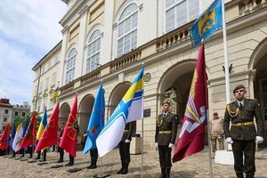 Як правильно вибрати флагшток: порівняння матеріалів і конструкцій фото